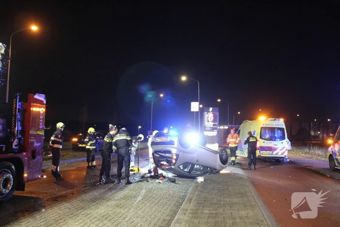 Personenauto belandt ondersteboven, 29-jarige automobilist overleden