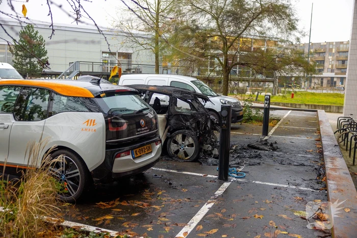 Meerdere voertuigen beschadigd door brand