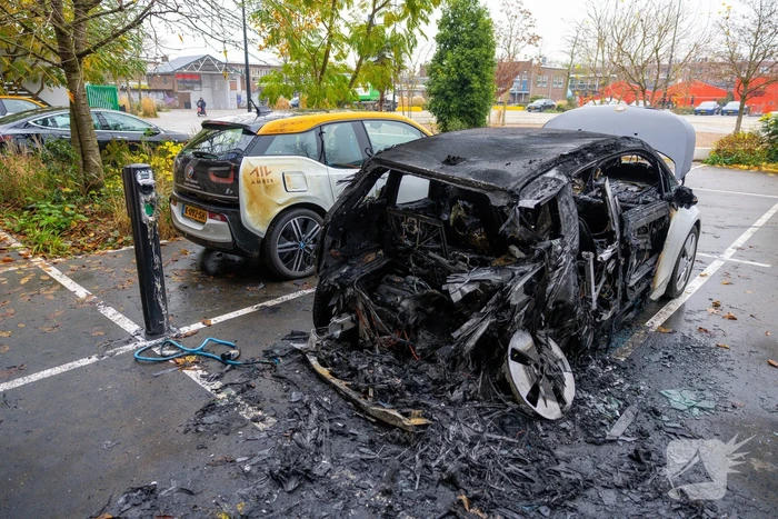 Meerdere voertuigen beschadigd door brand