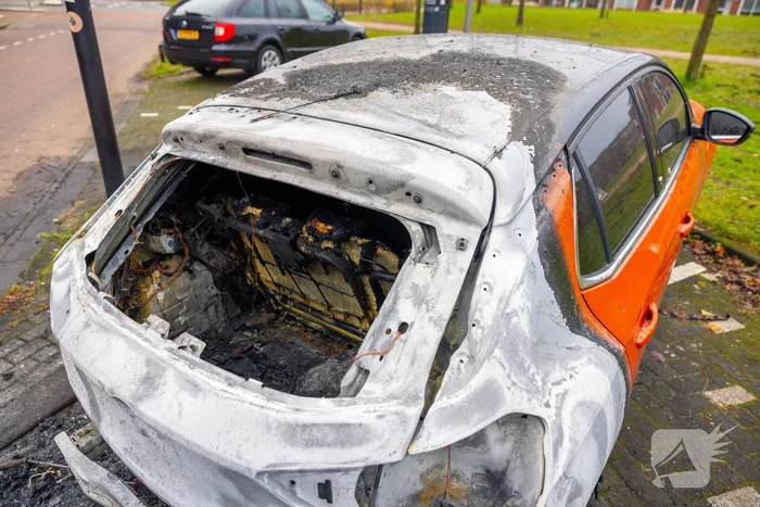 Meerdere voertuigen beschadigd door brand