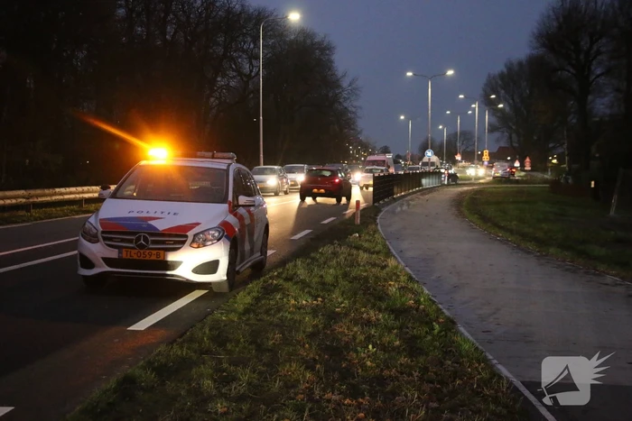 Kop-staart aanrijding tussen drie voertuigen