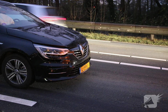 Kop-staart aanrijding tussen drie voertuigen