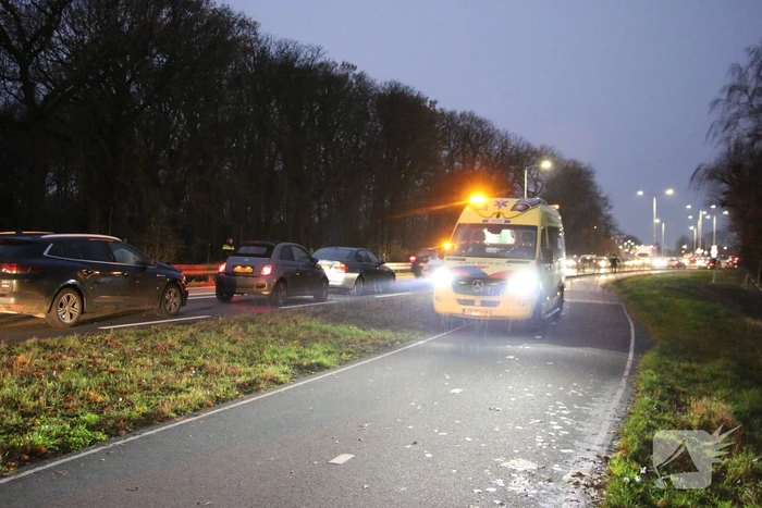 Kop-staart aanrijding tussen drie voertuigen