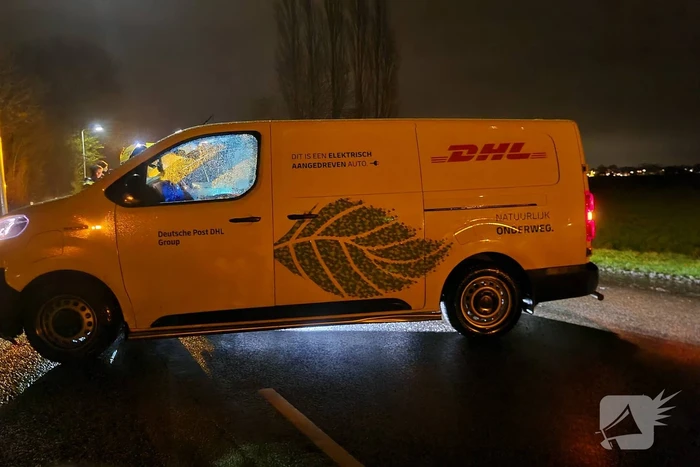 Schade na botsing tussen auto en bestelbus