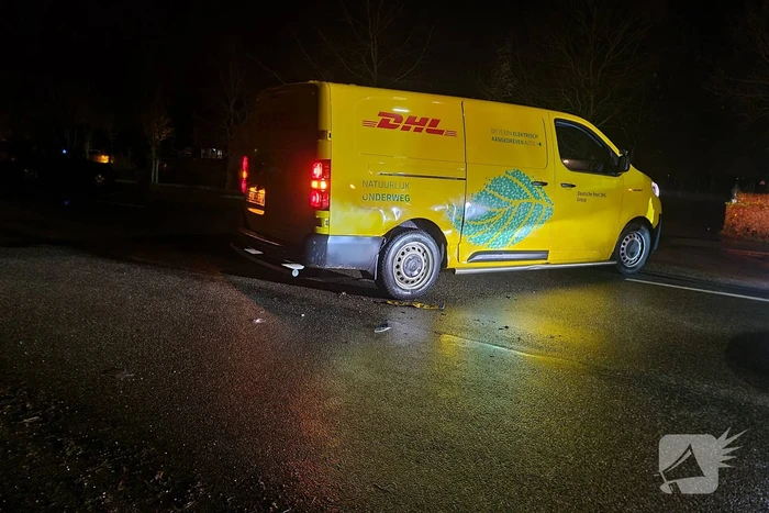 Schade na botsing tussen auto en bestelbus