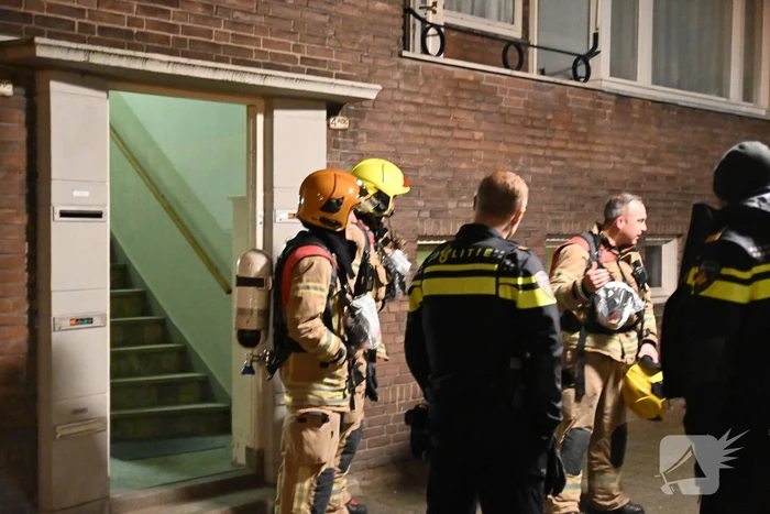 Bewoners roken gaslucht in portiek