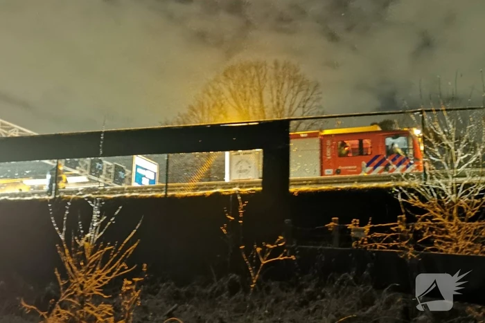 Personenauto klapt op vrachtwagen