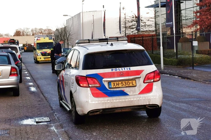 Vrouw gaat onderuit op glad wegdek