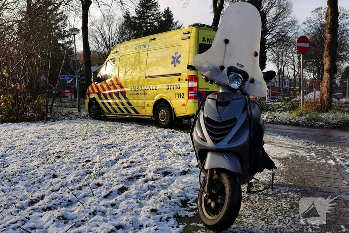 Scooterrijder onderuit door spiegelglad wegdek