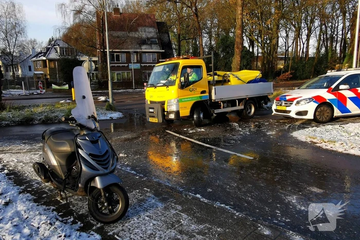 Scooterrijder onderuit door spiegelglad wegdek
