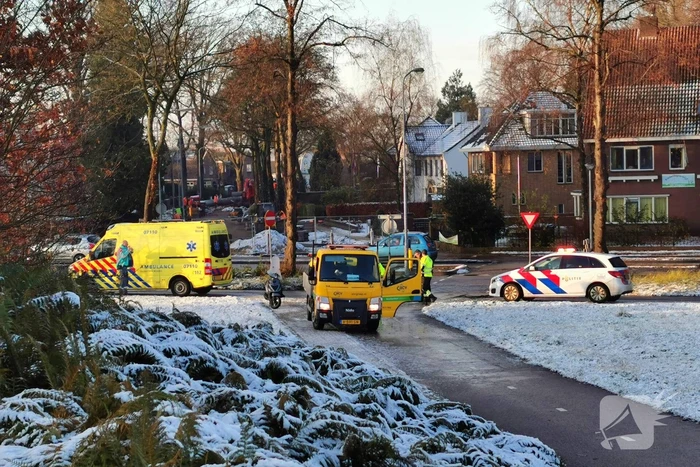 Scooterrijder onderuit door spiegelglad wegdek