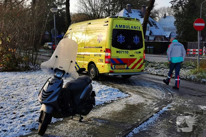 Scooterrijder onderuit door spiegelglad wegdek