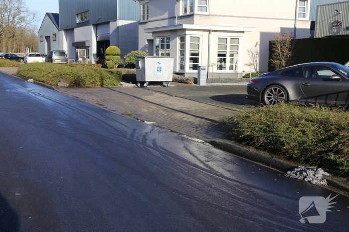 Vrachtwagen botst op betonblok
