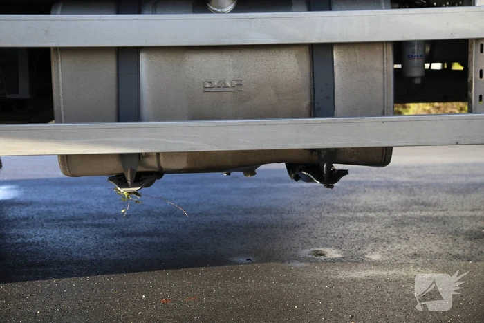 Vrachtwagen botst op betonblok