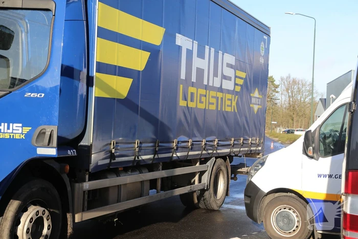 Vrachtwagen botst op betonblok