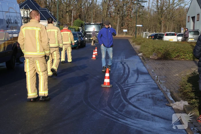 Vrachtwagen botst op betonblok