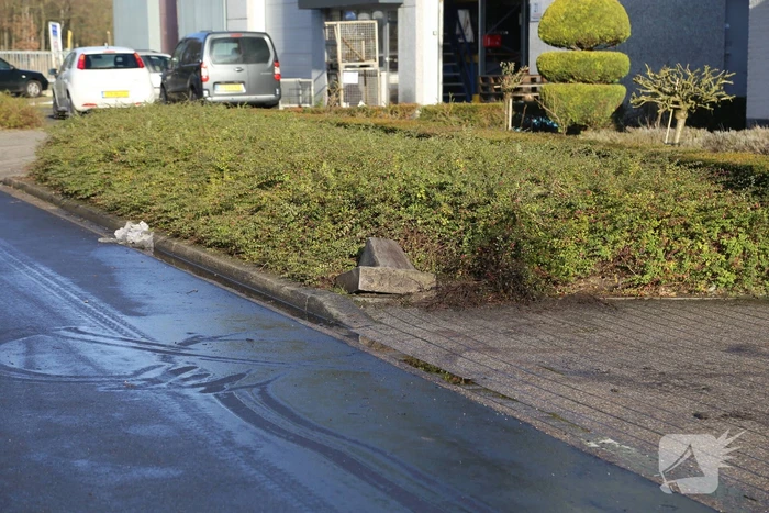 Vrachtwagen botst op betonblok