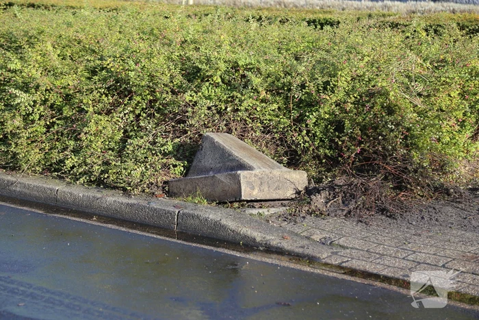 Vrachtwagen botst op betonblok