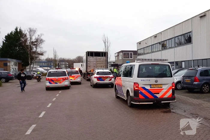 Vijf personen aangetroffen in vrachtwagen