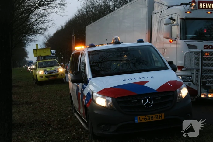 Weghelft afgesloten door kop-staart aanrijding