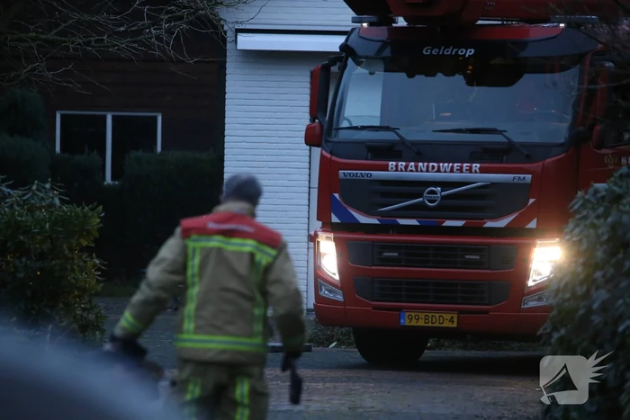 Brandweer blust brand in schoorsteen van woning