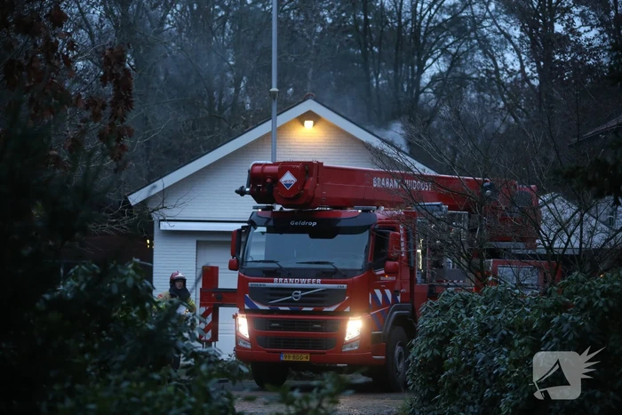 Brandweer blust brand in schoorsteen van woning