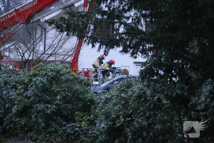 Brandweer blust brand in schoorsteen van woning