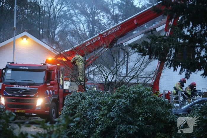 Brandweer blust brand in schoorsteen van woning