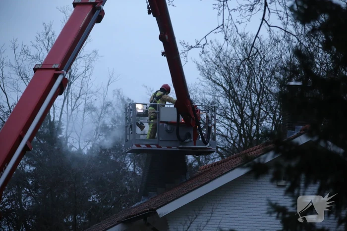 Brandweer blust brand in schoorsteen van woning