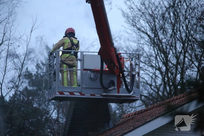 Brandweer blust brand in schoorsteen van woning