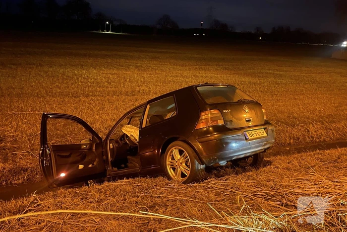 Automobilist verliest macht over het stuur en komt tot stilstand in sloot
