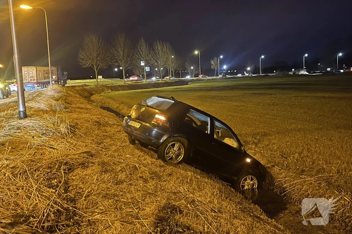 Automobilist verliest macht over het stuur en komt tot stilstand in sloot