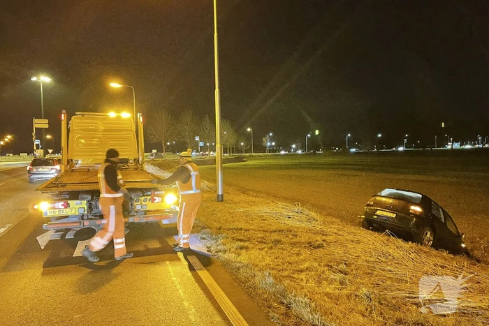 Automobilist verliest macht over het stuur en komt tot stilstand in sloot