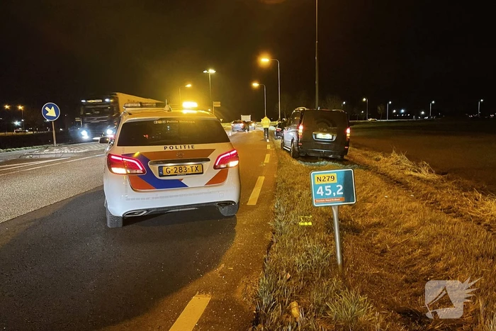 Automobilist verliest macht over het stuur en komt tot stilstand in sloot