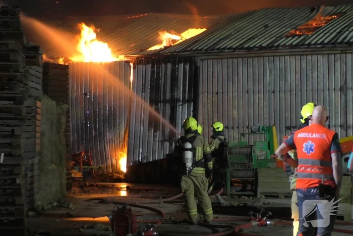 Uitslaande brand in landbouwschuur