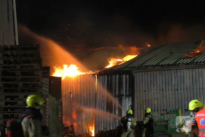 Uitslaande brand in landbouwschuur