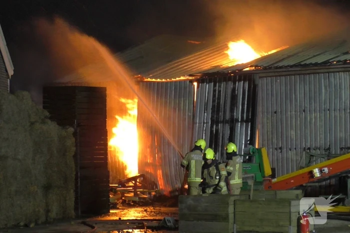 Uitslaande brand in landbouwschuur