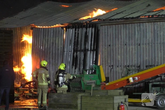 Uitslaande brand in landbouwschuur