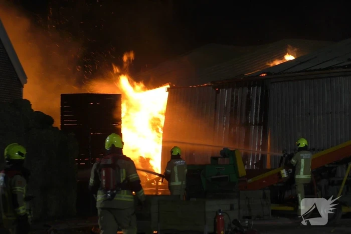 Uitslaande brand in landbouwschuur