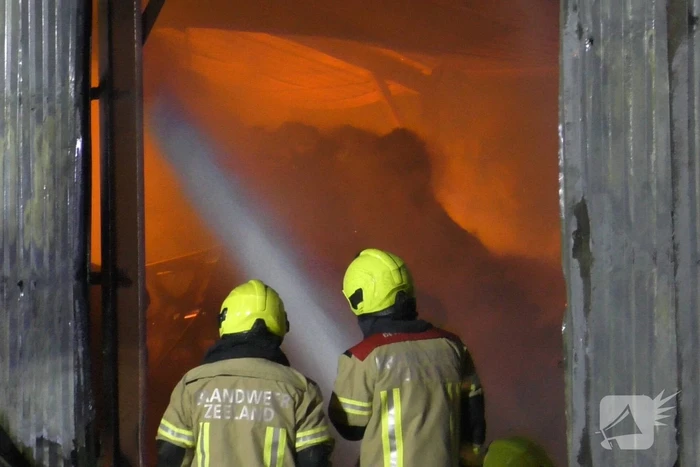 Uitslaande brand in landbouwschuur