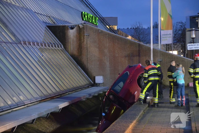 Bestuurder rijdt met auto slotgracht Crystalic in