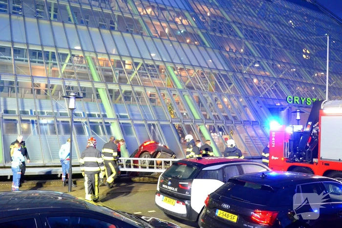 Bestuurder rijdt met auto slotgracht Crystalic in