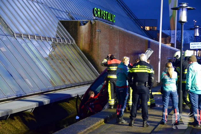 Bestuurder rijdt met auto slotgracht Crystalic in