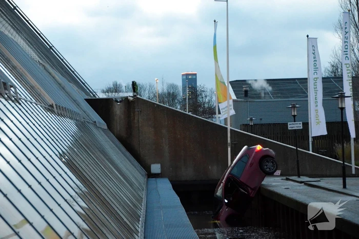 Bestuurder rijdt met auto slotgracht Crystalic in