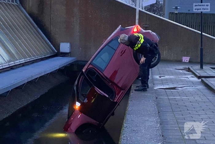 Bestuurder rijdt met auto slotgracht Crystalic in