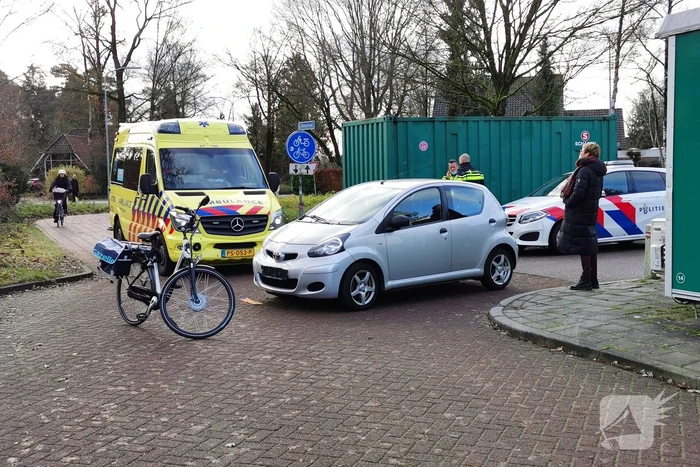 E-biker gewond bij botsing met personenauto