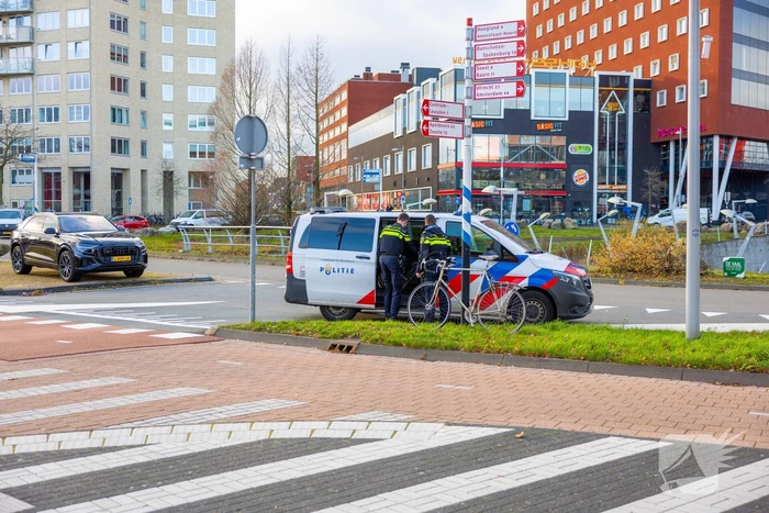 Fietsster gewond bij botsing met auto beruchte rotonde