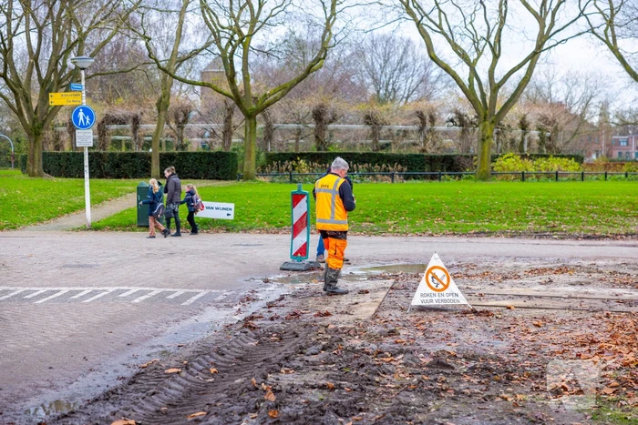 Werkvoertuig rijdt waterleiding kapot