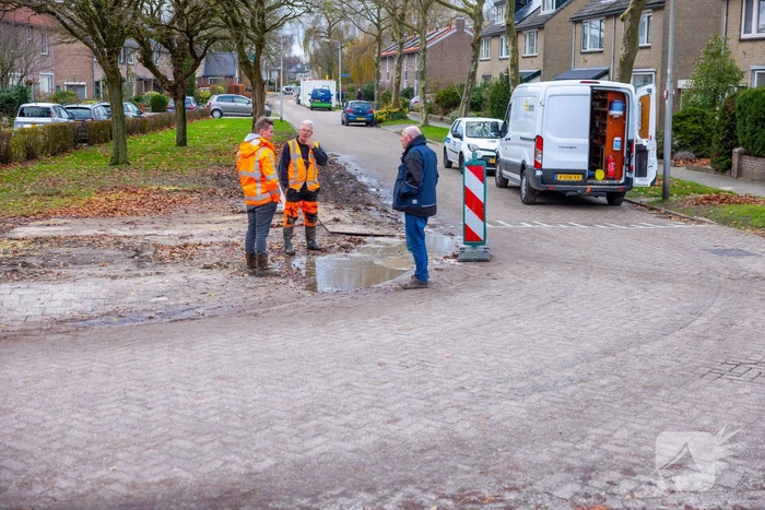 Werkvoertuig rijdt waterleiding kapot