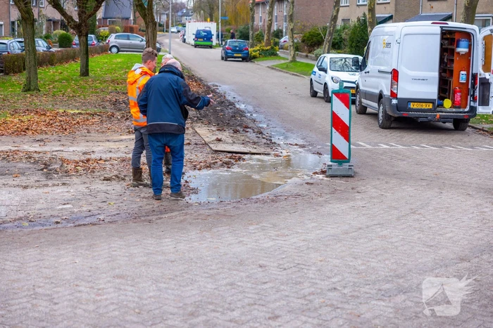 Werkvoertuig rijdt waterleiding kapot